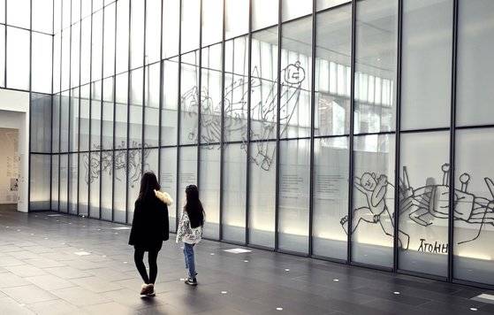 'MMCA 이건희컬렉션 특별전: 이중섭'에서는 엽서화·편지화·은지화·드로잉 등 이중섭의 다양한 작품을 감상할 수 있다.