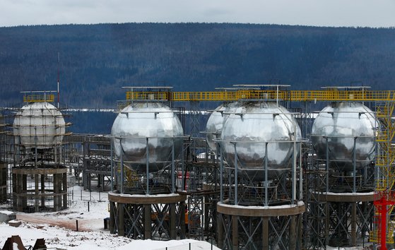 러시아는 지난해 2월 우크라이나를 침공하면서 유럽으로 향하는 가스관을 막았다. 이 때문에 가스가격이 뛰고 유럽은 대체원을 찾아야 했다. 러시아 이르쿠츠크에 있는 액화석유가스(LPG) 탱크. 로이터=연합뉴스