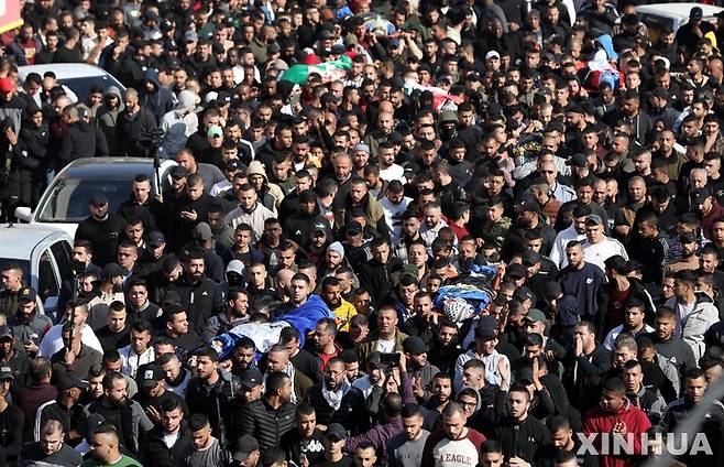 [제닌(서안지구)=신화/뉴시스] 서안지구 제닌 시에서 2023년 1월26일(현지시간) 이스라엘군에 살해된 사람들 장례식에 많은 사람들이 모여서 슬퍼하고 있다.