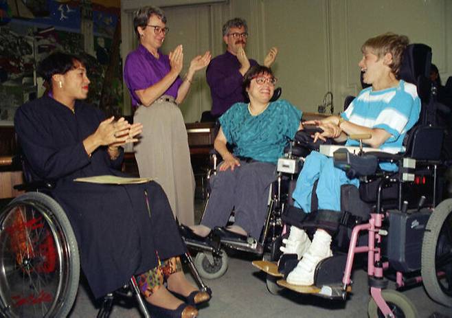 주디 휴먼(오른쪽 두 번째)이 지난 1993년 6월 29일 미국 캘리포니아주 버클리에서 당시 빌 클린턴 행정부의 특수교육 및 재활서비스부 차관보로 임명된 뒤 선서를 마치고 박수를 받는 모습. AP연합뉴스