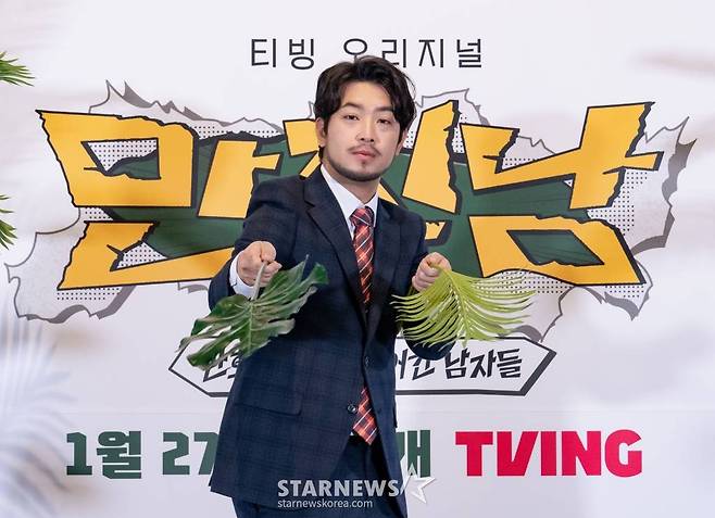 만화가 이말년이 27일 오전 온라인 생중계로 진행된 티빙 새 예능 '만찢남' 제작발표회에 참석해 포즈를 취하고 있다. 이말년, 주호민, 기안84, 주우재 네 남자의 툰생툰사 무인도 생존기 '만찢남'은 오늘(27일) 첫 방송된다. /사진제공=티빙 2023.01.27 /사진=이동훈 기자 photoguy@