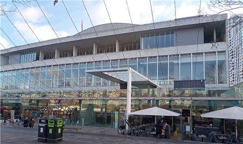 런던 사우스뱅크의 주춧돌 '로열 페스티벌 홀' (런던=연합뉴스) 백도인 기자 = 런던 사우스뱅크가 문화예술지구로 성장하는 주춧돌 역할을 한 '로열 페스티벌 홀'. 1951년 영국 정부가 개최한 대규모 박람회의 중심 행사장으로, 2천900석 규모의 대형 콘서트홀과 다양한 부대시설을 갖췄다. 2023.3.6
doin100@yna.co.kr (끝)