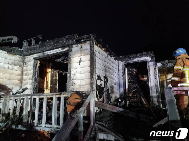 6일 오후 8시33분께 전북 김제시 금산면의 한 단독 주택에서 불이났다. 이 불로 주택 안에 있던 70대 남성과, 구조를 하기 위해 집 안으로 들어간 30대 소방관이 숨졌다.2023.3.7./뉴스1 이지선기자