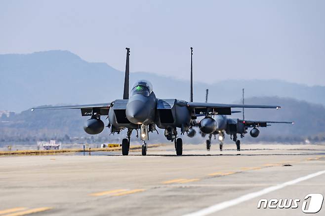 한미 공군은 6일부터 10일까지 오산기지에서 연합작전 수행능력 강화를 위해 대대급 연합 공중훈련인 쌍매훈련을 올해 처음으로 실시한다. 훈련에 참가하는 공군 제11전투비행단 소속 F-15K 전투기가 이륙을 위해 활주로로 이동하고 있다. (공군 제공) 2023.3.6/뉴스1