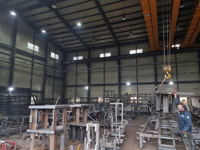 지난 1일 경남 김해에 있는 중소 조선사에서 파트타임으로 고용된 외국인 근로자가 작업을 하고 있다. 선박용 관 등을 만드는 이 기업은 지난달 중순 불법 체류 외국인 근로자 4명이 강제 출국 당하면서 조업에 어려움을 겪고 있다. 조선 2·3차 중소 협력 업체들이 불법 체류 외국인까지 고용해야 할 정도로 심각한 인력난에 처했다./이기우 기자