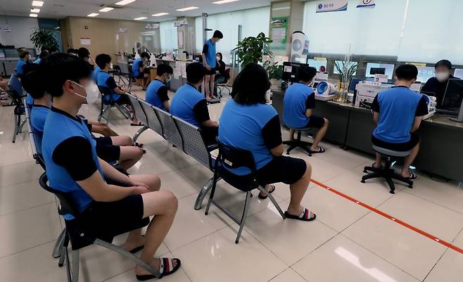 지난 2월17일 인천지방병무청에서 입영대상자들이 신체검사를 받고 있다. 2021.2.17/뉴스1 ⓒ News1 정진욱 기자 /사진=뉴스1