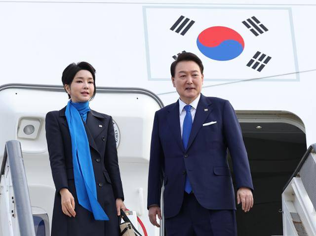 스위스 방문을 마친 윤석열 대통령과 김건희 여사가 지난 1월 20일(현지시간) 취리히국제공항에서 공군 1호기에 탑승, 환송객들에게 인사하고 있다. 연합뉴스