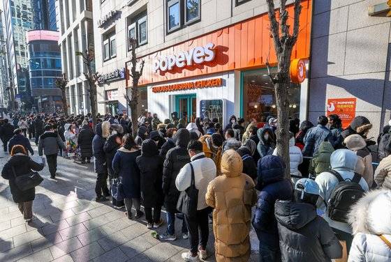 파파이스 강남역 1호점 오픈 당일 입장 대기 고객들의 모습. 사진 파파이스