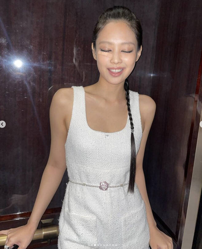 BLACKPINK Jennie Kim put on an aggressive plaster with an under-eye injury, but stood in front of the cameras in a confident pose.On the eighth day, Jennie Kim revealed her close-up shot, I look strong.I am happy to see such a romantic show, he said.The photo released by Jennie Kim also shows Korean actor Park Seo-joon who attended the show together.BLACKPINK Jennie Kim went out to France on June 6 and released a band under her eyes. Her face was swollen than usual, but the band also digested like fashion.Jennie Kim, who recently got a scar on her face while exercising, is digesting the schedule as scheduled.Jennie Kim told her fan club Blink about her facial scars: Im posting first because Im not afraid to be surprised.I was sleeping well while I was taking a break, and I was sleeping well, but I got a little scratched on my face because I fell down a little while I was exercising.  I wanted to get better soon so I did not have to worry about Blink. It seems to be going around.Its a little silly, but please understand. Meanwhile, BLACKPINK, which Jennie Kim belongs to, will continue the world tour until June, and will be on stage as a headliner at the Coachella Valley Music and Arts Festival in April and the Hyde Park British Summer Time Festival in July.
