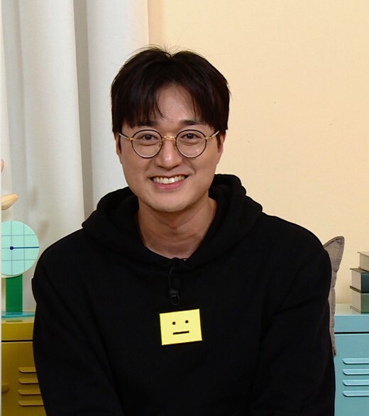 Peppertons Lee Jang-won opens up about Love Story with wife Bae Da HaeKBS 2TV  ⁇  Problem Child in House  ⁇ , which is broadcasted at 8:30 pm on the 8th, is composed of Lee Jang-won and Joo Woo-jae.In a recent recording, Lee Jang-won revealed a sweet love story with his wife Bae Da Hae during his romance.He had a day when he had to go home from the train station late at night, but I could not pick him up.  ⁇   ⁇ ,  ⁇   ⁇  I was afraid of the sun, so I painted the road from the train station to the parking lot.  ⁇  Bae Da Hae, who is not good at finding the road, told a romantic anecdote that was reborn as a genius and painted the atmosphere pink.Kim Jong-kook made an impression event idea to put flowers for his wife in the middle of the way to Lee Jang-won, and the MCs laughed at Kim Jong-kook, saying that he was a lover of this age.Kim Jong-kook said, I will do everything if I collect (the event) and marry it.  ⁇   ⁇   ⁇  Be careful! Do not think about going alone at the train station.In addition, he told me that he was shocked by his wife, Bigger Than Life thug, at the first meeting with his wife Bae Da Hae. At that time, when the corona was severe, the menu came out and the mask was opened.  ⁇   ⁇ ,  ⁇  I was worried that I would be playing with my wife because she was so pretty.  ⁇   ⁇   ⁇   ⁇ .Joo Woo-jae said, I have seen my brother-in-law, and he has a beautiful charisma. He said, I have a charisma that is soft and soft, but I have charisma. Bae Da Hae  ⁇  Bigger Than Life.Lee Jang-won, who has been married for two years, has been informed that Bae Hae-hee has been married for two years. He has been married for two years. He has been married for two years. It is the back door that revealed the anecdote that received the proposal of the end of the romance of the romance and brought out envy and irritability at the same time.