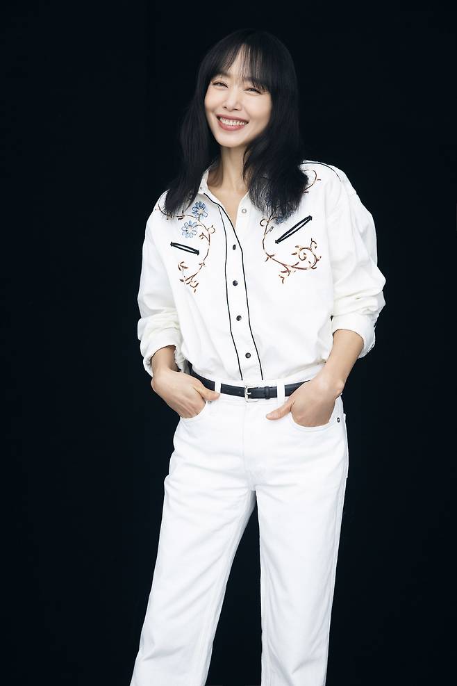 Following Interview1Actor Jeon Do-yeon tells of Middle schooler daughters reaction to romance comedy ActingTVN Saturday Drama Ilta Scandal on March 5th is a romance comedy drama created by Yang Hee-seung and Yoo Jae-won, who co-starred TVN High School King and Oh My Ghosts.Jeon Do-yeon, president of a side dish shop who entered the entrance examination hell late, and Hwang Chi-yeul (Jung Kyung-ho), a math instructor, as well as a sweet love line, .Jeon Do-yeon performed well enough that the modifier Jeon Do-yeon Drama did not feel like a waste.Having established himself as a trusted actor by approaching viewers and audiences with unusual charms without being trapped in a specific genre or character, he once again showed the true value of Loco Queen (Romance Comedy Queen) through Ilta Scandal.Jeon Do-yeon, who met at a cafe in Mapo-gu, Seoul on June 6, commented on the popularity of Jeon Do-yeon, Acting is a fake, but at some point, .I think it was because of the sincerity of the person. I think it was because I felt that the sincerity of the actor, my sincerity, and my sincerity were felt and felt.If you have digested an in-depth character through recent works, Ilta Scandal has shown comfort and sympathy by densely portraying small joys, sorrows, and romantic romances in everyday life.Actually, Haeng-seon was nosy and I thought I could be a nuisance character in a way. I wanted to get support from people by putting a point on the position where Nam Haeng-seon lives. I paid a lot of attention to that at the beginning.In Ilta Scandal, there is an ambassador called I am going to go wrong, I am going to stutter. When asked if there is a correct answer in Acting, Jeon Do-yeon said, I do not go to the scene with the correct answer.I am fully aware of the dialogue, but in the field, I am in close contact with the other actor. It seems to focus more on how to breathe with the actors and what emotions to express rather than what to do.Jeon Do-yeon said, I wanted to show more femininity in costume.I want to see femininity in my costume because I am a person who makes side dishes while trying to put something on my fingernails, he said.Many viewers commented, Jeon Do-yeons smile seems to have a floral scent.Jung Kyung-ho also commented in the Interview commemorating the end of Ilta Scandal, I thought it was also important to have things that did not change with Acting like Jeon Do-yeon.I felt that it was important for me to have things that I had accumulated for more than 30 years, such as speech, breathing, and laughter. I realized this time, he said. Its been a while since Ive seen myself smile so brightly on the screen. I dont smile in the mirror. I felt good looking at I.I dont know what I wanted to see for myself.For Jeon Do-yeon, it was more meaningful because it was a work that I could see with my family for a long time. Jeon Do-yeon, who married non-Celebrity in 2007, has a middle schooler daughter.Jeon Do-yeon said, I watched Ilta Scandal with my daughter. My daughter liked stories about children (Namhae, Lee Sun-jae, Seo Geon-hoo, etc.).My mother is doing that there is too chickens and my heart is shriveled, he laughed.I was outside, and my daughter texted me, and she said, Im watching my mom act, and my heart is shriveled up and its so sweet that my teeth are going to rot. So I couldnt see her. (Laughs) That expression was so cute.I wanted to say that when kids talk about being sweet these days. The southbound line also touches Mom, Jeon Do-yeon. Jeon Do-yeon said, The line, Hays relationship with my daughter is a bit similar. Im like a friend to my daughter.I know shes a mother, but I dont know what to tell her as a mother. I feel like Im being as honest as possible with my daughter, apologizing for what I did wrong, and apologizing for what my friend did wrong.As a parent, Im on the same path. Im not the one who studied so hard.Haeng-seon said, Happiness is not in the order of grades, but I felt happiness through my daughter (sexual growth), and I want her to choose things that she does well rather than telling me that I succeeded because I did this.I do not think I can be such a hot mother. There are some plans like SuA Imdang, but I do not think that style. I hope my daughter will take care of her career well.Im good at cooking. The director was surprised to see me working in the kitchen. I like cooking, but I dont have that many opportunities to make food. I like making food, and Im good at it, said Jeon Do-yeon.Im good at cooking Korean food. I think Korean food takes a lot of work. But the food I cooked is delicious. (laughs) My daughter grew up eating the food I made, so Im sure shell agree. My daughter is also good at cooking.When I say what I want to eat, I make it well. The family love shown by the family members of the national side dish shop was also loved as hot as the romance of Choi Hwang Chi-yeul. Lee Bong-ryun asked how he was breathing with the actor, and Jeon Do-yeon said, It was so good.It was hard at first to adapt to the side dish shop gods, but at some point the actors were all optimized. It was like a real family. And I think it is too great to have a friend like a lord.I have a friend who is next to me. Character called Jae Woo was a lot of healing for me. I did not have a younger brother, but I felt like a real younger brother.People who smile when they look at their faces are not ITZY. Jeon Do-yeon said, I just had to be there. It was fun to see the actors from the side.Kim Sun-young and Jang Young-nam are both favorite actors, but it was amazing that they were acting in one space.I was like, Is this a true story? It was unbelievably good. Theres not a lot of opportunities to work with them, theres not a lot of opportunities to work with them. I loved their work so much. I was grateful that I was acting with those actors.I told the bishop that I could not make another funny piece that I could do with female actors like this. Jeon Do-yeon said, My friend, Hai, has not had such a long career in acting. TVN Our Blues was his debut.It was a very clear friend without having to share I have to do this or I have to do that.When I first met a person, there might be a thick or thin wall, but it was amazing that it was a Friend who started without such a thing. Jeon Do-yeons South Line and Jung Kyung-hos Choi Hwang Chi-yeul were rated as Adult Down Adult Characters.Jeon Do-yeon said, Adults do not seem to live well, but how much they are responsible for what I do. Both seem to be responsible for what I do.I dont think theyre very mature, but I think theyve been encouraged to live a life where theyre responsible for what theyre responsible for. I think thats important because Im living that life, too.One of the most memorable lines is anyway (Lee Jin-hyuk), which was also the word of the South Line. Jeon Do-yeon said, Anyway, the ambassador Lee Jin-hyuk remains in Memory.It was originally in the script, but I usually use it. At first, the ambassador Nenjang was not in my mouth.The lines from the first four chapters remain in the Memory. I had to put a motor in my mouth. (Laughs) When I spit out the lines and get in the car, I thought I was breathing. Tension is high.I was not originally low, but I was a bit more tense than I was. The writer also wrote a sitcom, and the actor was a character with a lot of self-talk. It was not easy because I had to constantly talk.(Continued from Interview3