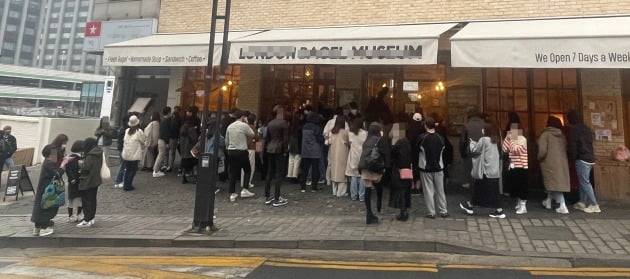 8일 서울 종로구 계동 '런던 뮤지엄 베이글' 매장 앞에 베이글을 구입하려는 고객들이 줄을 서 있다./사진=이현주 한경닷컴 기자