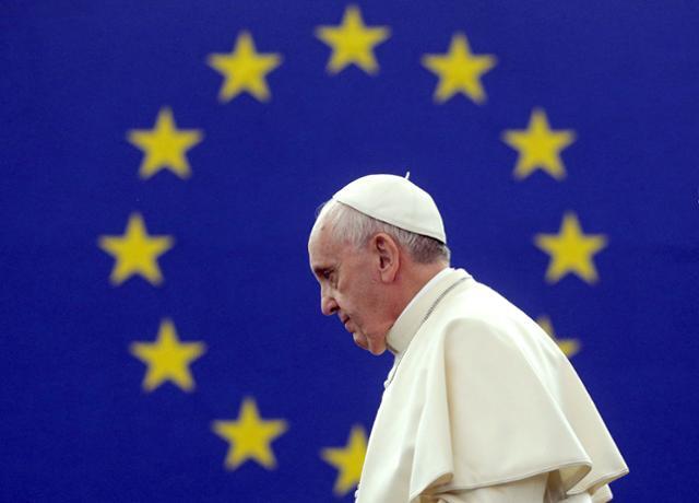 프란치스코 교황이 2014년 11월 25일 프랑스 스트라스부르 유럽의회에서 연합 깃발 앞을 지나고 있다. 스트라스부르=AFP 연합뉴스