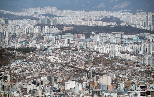 서울 중구 남산에서 바라본 주택 및 아파트 단지.사진=뉴스1