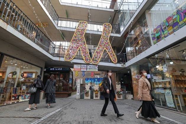 10일 외국인 관광객들이 서울 종로구 인사동 거리를 둘러보고 있다. 최혁 기자