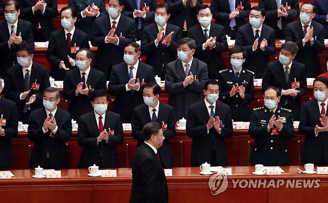 전인대 전체회의 입장하는 시진핑 (베이징=연합뉴스) 한종구 특파원 = 시진핑 중국 국가 주석이 10일 중국 제14기 1차 전국인민대표대회(전인대) 제3차 전체회의가 열린 베이징 인민대회당에 입장하고 있다. 2023.3.10 jkhan@yna.co.kr