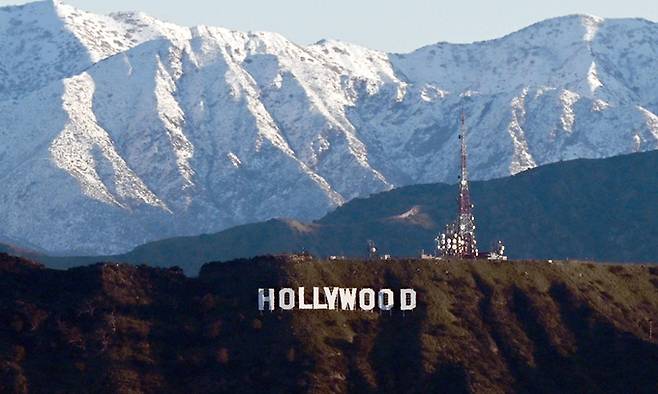 미국 캘리포니아주 로스앤젤레스에 이례적인 겨울폭풍이 휩쓸고 지나간 지난 2일(현지시간) 할리우드 간판 뒤 산에 잔설이 남아 있다. 로스앤젤레스=AFP연합뉴스