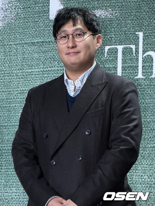 Ahn Gil-ho PD, who directed the drama Gloria  ⁇ , which depicts the story of Song Hye-kyo, who lost everything in school violence, revenge on the perpetrators, eventually acknowledged school violence suspicions.Ahn PD said that he did not have a memory, but he finally admitted that he was admitted three days after the suspicion.On the afternoon of the 12th, Kim Moon-hee, a lawyer of Jipyeong, who was in charge of the law firm of director An Gil-ho, said, Director An Gil-ho had a GFriend who started his fellowship at the time of studying in Philippines in 1996. When he heard that GFriend became a joke in the school due to himself, Feeling became intense and hurt others.I would like to express my sincere condolences to those who have been hurt by this work, he said. If I have the opportunity, I would like to express my condolences to you in person or through cable.Earlier on the 10th, Whistle Blower A revealed that he had been subjected to severe violence for about two hours with a friend from Ahn PD, who was a high school student at the time of studying in the Philippines in 1996, on a Korean community site in the United States.Mr. A said that his classmates had assaulted him because he was teasing Mr. B, who was a GFriend at the time of Ahn PD. At that time, An PD instructed him to call A and Friend through another student at the International School, He said he was assaulted in the place where he was taken.In this controversy, An PDs GFriend B released a direct interview through a medium.Mr. B said, Friends changed the name of Ahn PD and made fun of him as Anguil . Some of them interpreted this word as sexual joke , but it was not the age to make sexual jokes at the time, It was such a joke that it was teasing because the legs were short.Whistle Blower A can not justify assault.Furthermore, I would like to ask if it is justifiable for high school seniors to assault two middle school students in the middle of nowhere, he said. I want to apologize and reflect on what happened at that time.On the other hand, Ahn PD denied the allegations of school violence, although he was studying in Philippines for a year.He said, There was no such thing in the conversation with the media, he said. No matter how much I think, there is no memory that hit someone in a group. In the midst of the truth workshop, An PD acknowledged school violence through a law firm. ⁇  The Gloria  ⁇  Last year, Part 1 released before the release of Song Hye-kyo  ⁇   ⁇   ⁇   ⁇   ⁇   ⁇   ⁇ .So there would be no glory, but the posters that narrated the story were revealed and attracted attention. In the actual drama, Song Hye-kyo took revenge without forgiveness to the perpetrators.However, Ahn PD, who directed Gloria Gloria, is seeking forgiveness, and there is an unfortunate reaction to Ahn PD, who showed a different attitude from apple and drama contents.DB