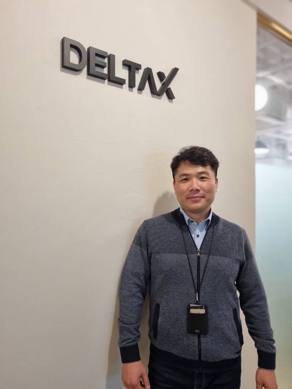 김수훈 델타엑스 대표가 지난 6일 서울 중구에 있는 공유오피스 사무실에서 미소 짓고 있다. 김 대표는 인텔에 인수된 자율주행 전문 기업 모빌아이를 롤모델로 꼽았다. 이지민 기자