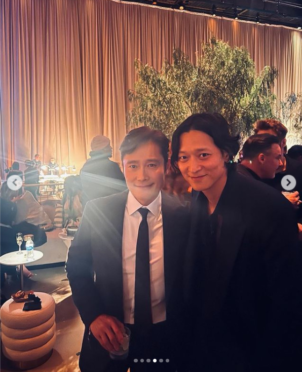 Seoul:) = Actors Lee Byung-hun and Gang Dong-Won met at a party in Hollywood ahead of the Academy Awards ceremony Haru.Lee Byung-hun posted several photos on his social media account Thursday (Korea time) with hashtags such as #oscars2023 #nightbefore.In the photos, Lee Byung-hun posed shoulder-to-shoulder with Gang Dong-Won holding a glass.Two actors representing Korea attended a party held at the Motion Picture and Television Fund (MPTF) on the day before the 95th US Academi Awards ceremony.