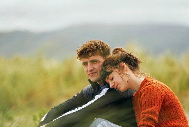 포근한 동시에 서늘한, 보는 사람을 이완시키는 동시에 긴장시키는 매력의 폴 메스칼. 사진은 폴 메스칼의 데뷔작 ‘노멀 피플’의 한 장면.