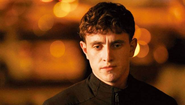 폴 메스칼은 이목구비가 빚은 듯이 잘생긴 배우는 아니다. 그러나 투박한 아름다움이 돋보이는 배우다.