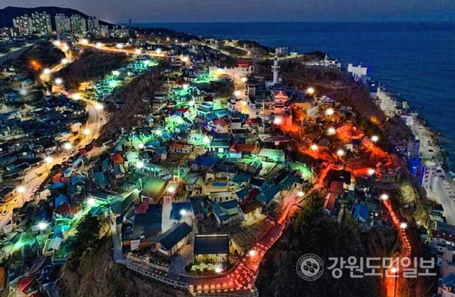 ▲ 동해 논골담길 ‘천상의 화원‘ 야경