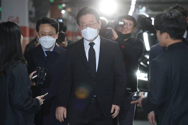 이재명 더불어민주당 대표가 10일 오후 경기지사 시절 초대 비서실장을 지냈다 지난 9일 숨진 전모 씨의 빈소가 마련된 경기 성남의료원 장례식장으로 이동하고 있다. 연합뉴스