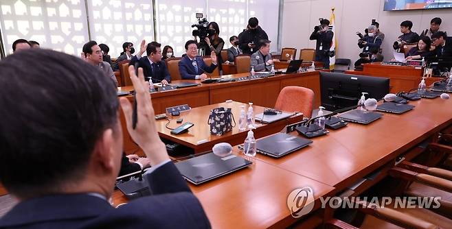양금덕 할머니 참고인 출석 의결하는 외통위 야당 의원들 (서울=연합뉴스) 하사헌 기자 = 13일 오전 서울 여의도 국회에서 국민의힘 의원들이 불참한 가운데 열린 외교통일위원회 전체회의에서 더불어민주당 의원들과 무소속 김홍걸 의원이 강제징용 피해자 양금덕 할머니 참고인 출석 등 의사일정변경동의 안건에 대해 찬성을 표시하고 있다. 2023.3.13 toadboy@yna.co.kr