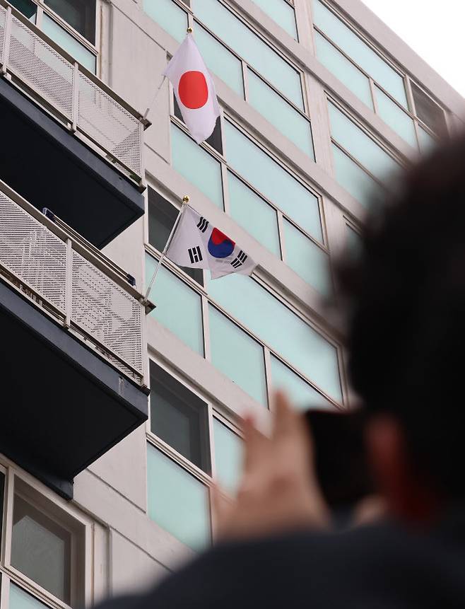 삼일절인 1일 오후 세종시 한 아파트 베란다 국기게양대에 일장기가 걸려 있다. 세종시 맘카페 등 인터넷 커뮤니티에서는 이같은 행위를 비판하는 글이 올라오고 있다 (사진=연합뉴스)