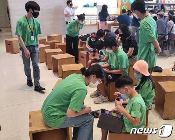 애플스토어 가로수길점에서 열린 '투데이 앳 애플' 세션에서 참여한 어린이들. 아이패드로 그림을 그리는 모습. 2022.07.01. 오현주 기자
