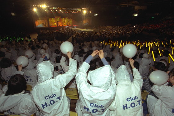 Fan club members of the boy band H.O.T. at its fan meet-and-greet in 1999 [JOONGANG ILBO]