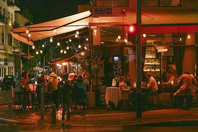 저녁이면 텔아비브를 비롯해 이스라엘 전역의 젊은이들이 로스차일드 거리로 모여든다