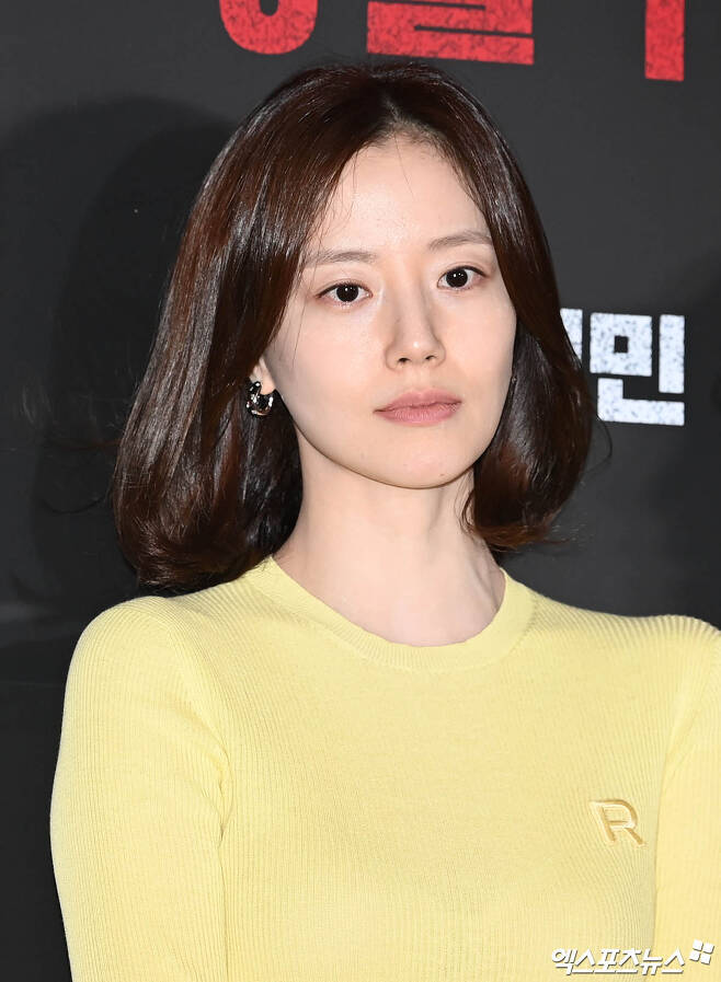 The creation of unfounded rumors surrounding entertainers and oilcloth are not new. It is easy to become a target of rumor and indiscreet speculation because of its reputation.On the 13th, Actor Moon Chae-won took a knife against the false fact Oilcloth.The agency announced that it would submit The complaint through a law firm, saying that the false fact was Oilcloth online and Moon Chae-won was suffering mental damage and that Image, honor and personality were seriously damaged.We have decided that the rumors that are going too far are being produced out of control, so we can not condone them anymore, he warned. We will take strict measures against false oilcloth, malicious rumors, publishers and malicious comment publishers without any consensus or goodwill. .Moon Chae-won was embroiled in controversy by clicking Like on Jung Joon-youngs posts in the past, when his former agency explained that Moon Chae-wons account was hacked.Comedian Kim Young-hee has been dismissed by actress Actor at the time of appearing in the drama, and was named Moon Chae-won.One staff member also dismissed Moon Chae-won as a gangster, and various rumors spread online, especially on YouTube.In addition to Moon Chae-won, there are many stars who have been heartbroken by false facts, rumours. There are also various kinds of rumours.Song Joong-kis wife, Katie Lewis Sounders, a British actor, was rumored to be pregnant, but it was not true that she was a mother who had given birth in the past.Song Joong-ki said in a pictorial interview with the magazine, It was not true except for the university this friend attended.It was a routine thing for us, and even if a lot of people know (rumor), our love does not change, he said frankly. But when the nonsense stories grew more and more, I was frankly angry.As my anger grew, Katie told me, You dont have to be angry with these people. Thats the kind of friend I am. It leads me in a positive direction and balances things out, he said, thanking his wife Katie.Celebrity couple Mandarin couple Choi Soo-jong and Ha Hee-ra, and figure skater couple Kim Yu-na and Go Woo-rim are also rumored to be divorced around YouTube.Koo Jun Yup, a clone who reunited for the first time in 20 years, and Seo Hee-won, a Taiwanese actor, also spread fake news such as affairs, drugs, divorce, and abortion rumors through YouTube and Community in South Korea and China.Seo Hee-won announced a strong response, saying, I will legally protect my rights against repeated fictional and malicious articles and fake news videos, revealing a criminal history certificate that shows Koo Jun Yups absence of crime.Yoo Jae-suks rumor that he moved to Daechi-dong for his childrens education spread out of nowhere. MBCs entertainment program, What are you doing when you play?Im a victim and I have to explain and prove all of these things. This is hard work, he said on YouTube VivoTV.Seo Ji-soo from Lovelies has been suffering from rumors and flaming on the Internet with false oilcloth, such as oilcloth and lesbian outing of private photos of Dongsung before his debut.Through the agencys strong response, malicious rumors Oilcloth A and minor B were sent to the Old Testament prosecution and juvenile protection cases, respectively, but there were still those who believed rumors to be true.Appearing on YouTube recently, he wept bitterly and expressed his feelings.Actor Han Ye Sul and Park Soo-hong Kim Da-ye also suffered from drug rumors.Park Soo-hong Kim Da-ye was particularly afflicted by allegations of drugs, gambling, dating violence, and rumors surrounding her cat, Da-hong.Park Hye-mi, who suffered from cyber-lekka, also said in an exclusive interview with him, I can not forgive anyone trying to make money because everyone can do it.It is Defamation even if I say what is happening, but I did not want to talk about something that is not true. Actor Lee Jae-hoon has announced his intention to respond to the online community posting that he is marrying a celebrity, and Actor Chae-rim publicly warned him to take care of the false facts about Oilcloth.Unlike in the past, we are taking strong action against rumor oilcloths without any consensus or consensus, so we hope that the occurrence of irritating and unfounded malicious rumors and false facts will be avoided.Photograph: DB