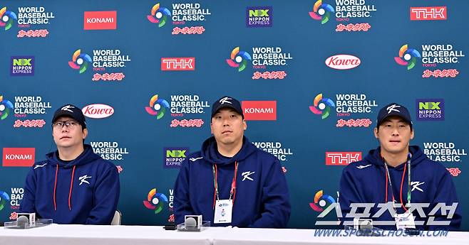 2023 월드베이스볼클래식(WBC) 한국대표팀이 8일 일본 도쿄돔에서 첫 훈련을 가졌다. 훈련 후 진행된 기자회견에 참석한 양현종 김현수 나성범이 질문을 듣고 있다. 도쿄(일본)=허상욱 기자wook@sportschosun.com/2023.03.08/