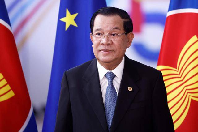 훈센 캄보디아 총리가 지난해 12월 유럽연합(EU)-동남아시아국가연합(ASEAN) 정상회의에 참석하기 위해 벨기에 브뤼셀 EU 집행위원회 본부에 도착하고 있다. 브뤼셀=AFP 연합뉴스