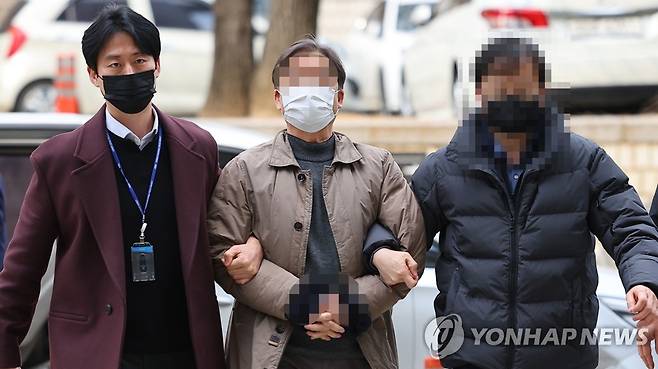영장실질심사 출석하는 '창원 간첩단 사건' 연루자 (서울=연합뉴스) 김도훈 기자 = 동남아 국가에서 북측 인사들과 접촉해 지령을 받고 활동한 혐의를 받는 경남진보연합 관계자가 31일 오후 영장실질심사를 받기 위해 서울 서초구 서울중앙지법에 출석하고 있다. 2023.1.31 superdoo82@yna.co.kr