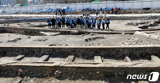 16일 서울 광화문 월대와 주변부 발굴 조사 현장에서 발견된 일제강점기 시절 만들어진 전차 철로를 시민들에게 공개하고 있다. 2023.3.16/뉴스1 ⓒ News1 박지혜 기자