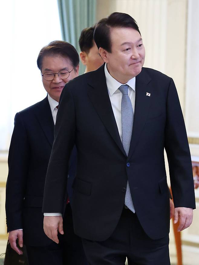 윤석열 대통령이 14일 청와대 영빈관에서 열린 일자리창출 우수기업 최고경영자(CEO)초청 오찬에 이정식 고용노동부 장관과 함께 입장하고 있다. /연합뉴스
