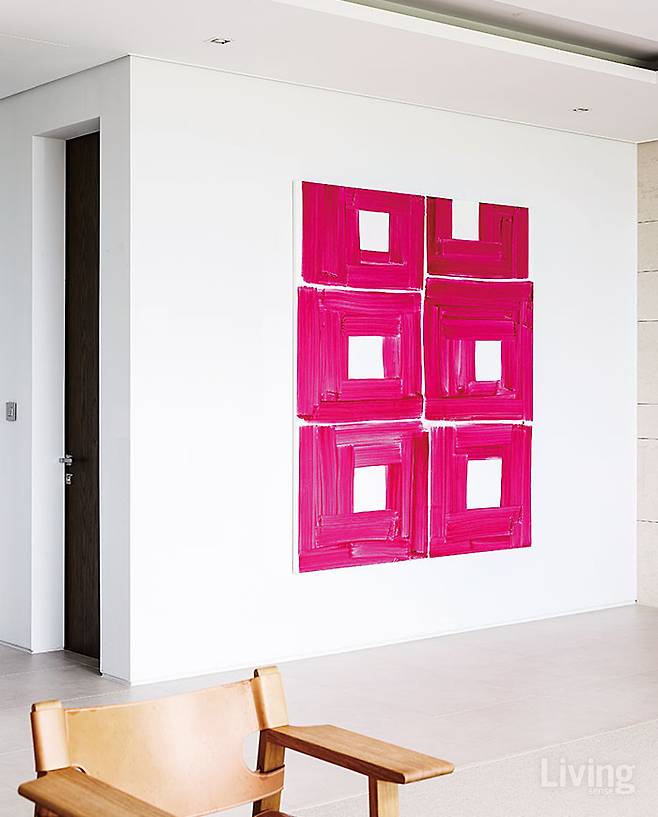 넓고 흰 벽에는 핑크색 붓터치가 돋보이는 베스 르테인의 작품을 걸었다.