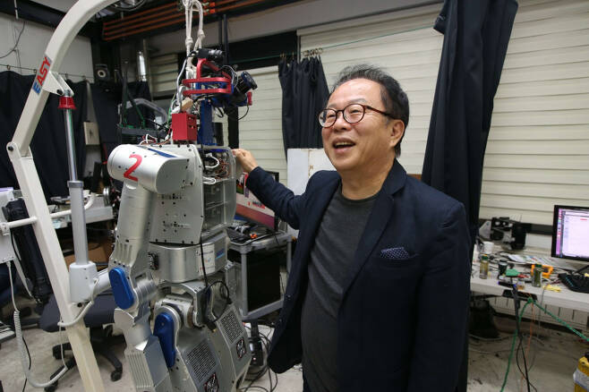 오준호 카이스트 교수와 그가 만든 인간형 로봇 휴보. [사진 카이스트]