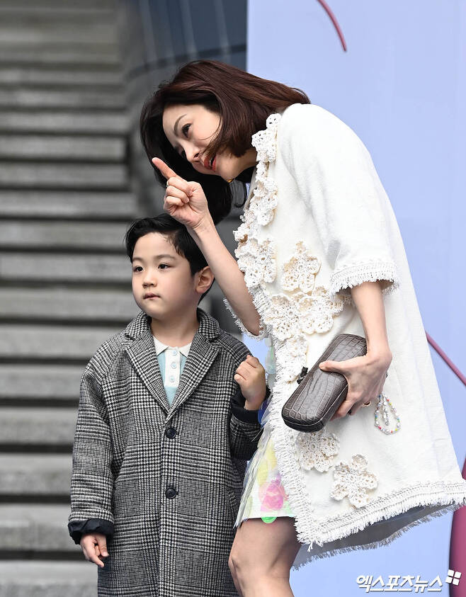 Actors Chae Rim and Eugene caught sight of Fashion Week outings with their similar-looking children.On the afternoon of the 16th, 2023 F / W Seoul Fashion Week was held at Seoul Dongdaemun Design Plaza (DDP).Several stars, including Kang So-ra, Myung Se-bin, Park Sol-mi, Lee Jung-hyun, Yoo In-young, Eugene and Chae Rim, attended the Miss GEE COLLECTION show by designer Ji Chun-hee.In particular, actor Chae Rim and his group S.E.S. actor Eugene held hands with their first daughter, To us, and stepped on the blue carpet and had a friendly photo time.Eugene married actor Ki Tae-young in 2011 through MBCs weekend drama Creating a Relationship. He then got his eldest daughter To us in 2015 and his second daughter Lorin in 2018.His first daughter, To us, appeared on KBS 2TV Superman Returns in 2016, sharing his daily life and receiving much love.Single mom Chae Rim, affectionately with a young son who looks exactly like himChae Rim, Pappys Mother and ChildEugene with the Storm Growing To UsEugene, fairy mother, fairy daughter
