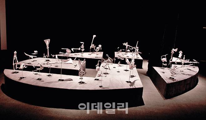 린톈먀오의 ‘더도 덜도 말고’(More or Less the Same·2011). 사람의 뼈와 기계·기구 등을 결합한 형상을 만든 뒤 실로 칭칭 싸매 마무리한 작품들. 좌대 위에 조각품처럼 설치했다. 옷이나 이불 등을 꿰맬 때 쓰는 가장 일상적인 ‘실’을 작업소재로 삼기 시작한 초기부터 이어온 린톈먀오의 주요 작업 중 하나다. 비단실·스테인리스스틸·폴리요소, 가변크기, ⓒ린톈먀오·갤러리르롱 제공(ⓒLin Tianmiao, Courtesy Galerie Lelong & Co.).