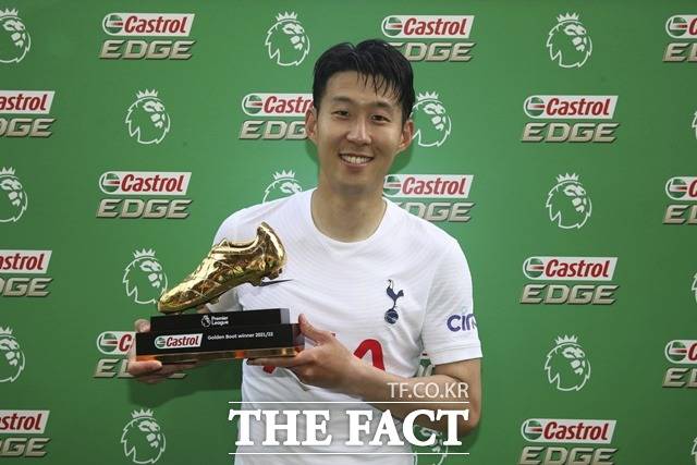 지난해 아시아 선수 최초의 EPL 득점왕을 차지하고 '골든 부트'를 수상한 손흥민./노리치=AP.뉴시스