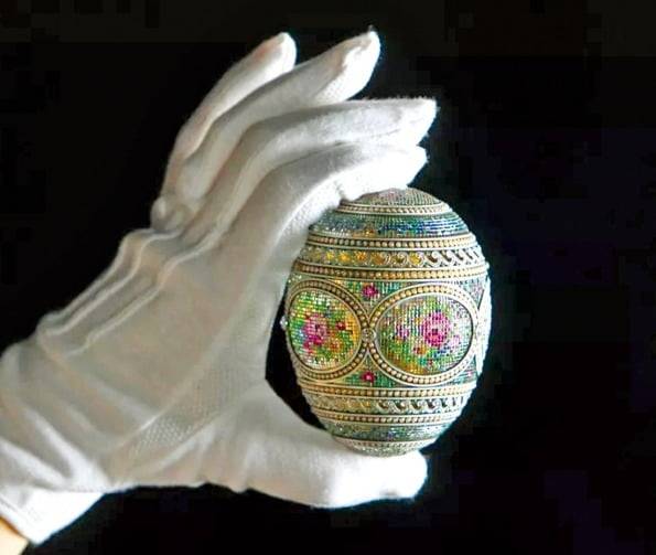 1914년 피터 칼 파베르제가 제작한 파베르제 모자이크 달걀로 영국 왕실 소장품.