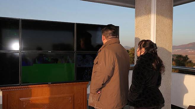 김정은, 딸 주애와 화성-17형 ICBM 발사 참관하는 모습 (사진=조선중앙통신, 연합뉴스)
