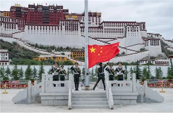 <티베트 자치구의 수도 라싸에서 중국공산당 창당 96주년 기념식에서 중국 국기가 게양되고 있다. 사진/2017 CNS/He Penglei via Reuters>