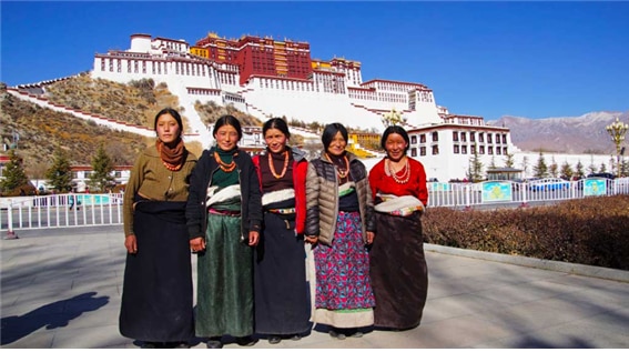 <라싸 포탈라궁(宮) 앞에서 사진을 찍는 티베트 여인들. 사진/ Ellen Ebens>