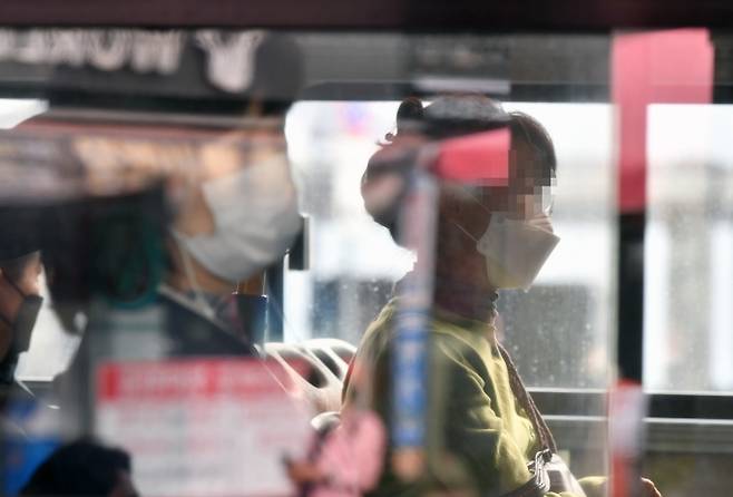 오는 20일부터 버스와 지하철, 택시 등 대중교통 마스크 착용 의무 해제를 앞둔 가운데 마스크를 착용한 시민들이 버스를 이용하고 있다. (쿠키뉴스 DB=박태현 기자)
