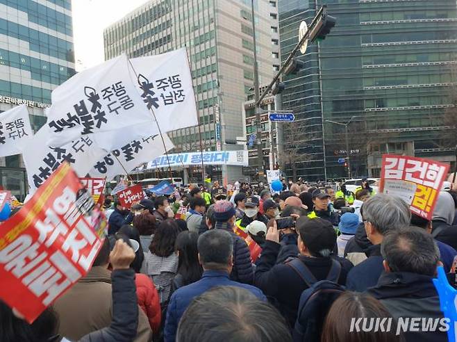 18일 시청역 서울광장에서 진행된 ‘대일 굴욕외교 규탄 범국민대회’에서 참석자들이 환호하고 있다.   사진=안소현 기자